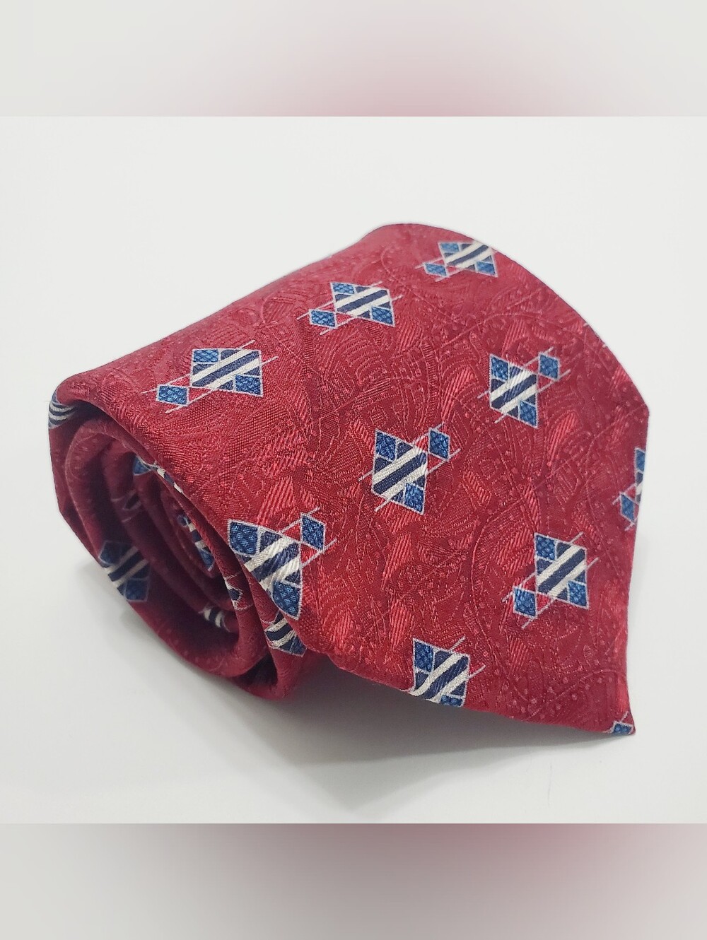 XMI Men's Silk Neck Tie Red Geometric Pattern 57x3.75"